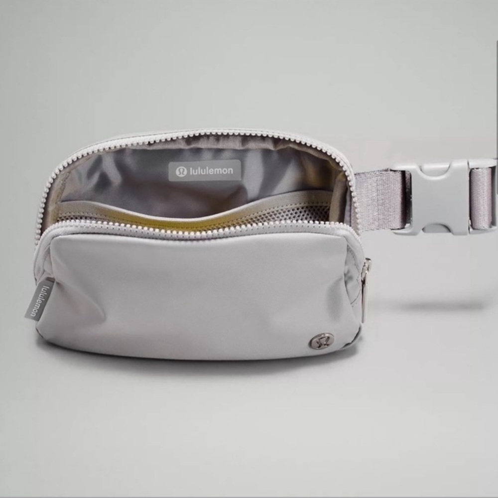 NWT Lululemon Everywhere Belt Bag in Silver Drop Gray - Picture 6 of 10